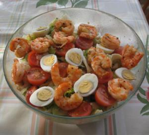 Салат с креветками и перепелиными яйцами