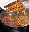 Фото приготовления рецепта: Баклажаны, фаршированные куриной печенкой и лисичками, шаг №4