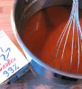 Процедить креветочный соус, выварить и добавить сливки