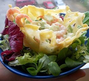 Креветочный салат в сырной корзиночке