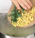 Фото приготовления рецепта: Рыбный суп с картофелем и кукурузой, шаг №3