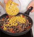 Фото приготовления рецепта: Черная фасоль с кукурузой и киноа, шаг №6
