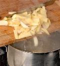 Фото приготовления рецепта: Постный борщ с фасолью и грибами, шаг №2