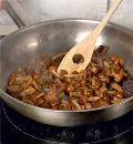 Фото приготовления рецепта: Постный борщ с фасолью и грибами, шаг №3