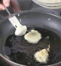 Фото приготовления рецепта: Брокколи в кляре на сковороде, шаг №3
