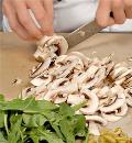 Фото приготовления рецепта: Рулет с грибами и шпинатом, шаг №2