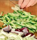 Фото приготовления рецепта: Салат из розовой чечевицы, огурцов и сельдерея, шаг №2