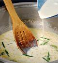 Фото приготовления рецепта: Корень сельдерея в розмариновых сливках, шаг №3