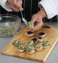 Фото приготовления рецепта: Шампиньоны, фаршированные зеленью с яйцами, шаг №3
