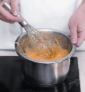 Фото приготовления рецепта: Семга с цитрусовым голландским соусом, шаг №4