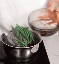 Фото приготовления рецепта: Салат из фасоли с грибами и черри, шаг №2
