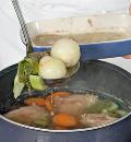 Фото приготовления рецепта: Куриный суп с клецками, шаг №6
