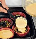 Фото приготовления рецепта: Запеканки-клафути с овощами и беконом, шаг №6