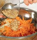 Фото приготовления рецепта: Морковный салат с имбирной заправкой, шаг №3