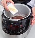 Фото приготовления рецепта: Фруктовая шарлотка с шоколадной глазурью в мультиварке, шаг №4