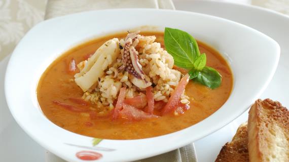 Томатный суп с рисом и морепродуктами