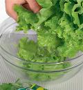 Фото приготовления рецепта: Зеленый салат со стеклянной лапшой и жареными грибами, шаг №5