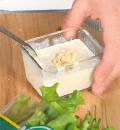 Фото приготовления рецепта: Зеленый салат со стеклянной лапшой и жареными грибами, шаг №6