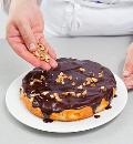 Фото приготовления рецепта: Фруктовая шарлотка с шоколадной глазурью в мультиварке, шаг №5