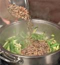 Фото приготовления рецепта: Острый зеленый рис, шаг №2