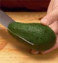 Фото приготовления рецепта: Салат из авокадо с тунцом, шаг №1