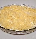 Смазать картофель майонезом, посыпать сыром и запекать рыбу дори с картофелем до готовности