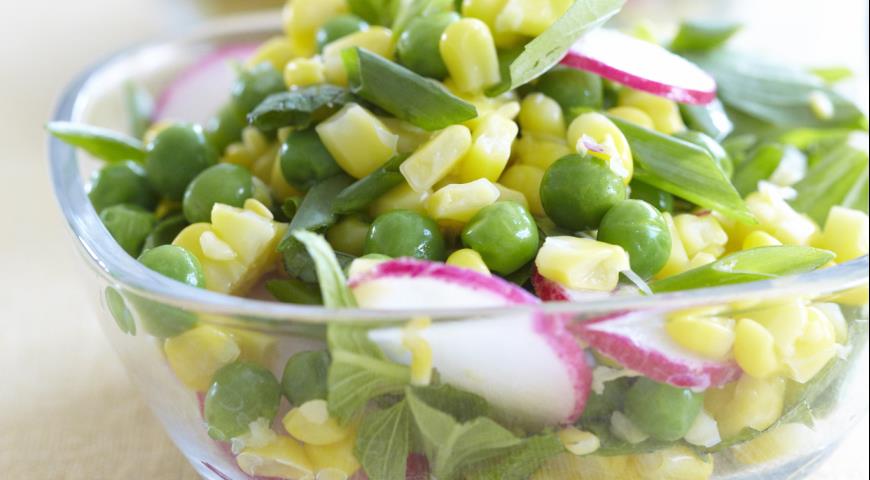 Рецепт Салат из кукурузы, зеленого горошка и редиски