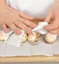 Фото приготовления рецепта: Тортилья, омлет с картофелем и грибами, шаг №1