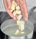 Фото приготовления рецепта: Пюре из кольраби, сельдерея и картофеля, шаг №2