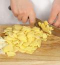 Фото приготовления рецепта: Тортилья, омлет с картофелем и грибами, шаг №2