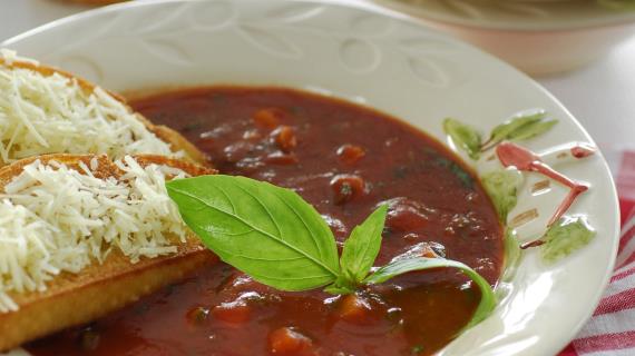 Деревенский томатный суп с базиликом и гренками