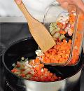 Фото приготовления рецепта: Деревенский томатный суп с базиликом и гренками, шаг №1