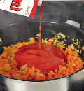 Фото приготовления рецепта: Деревенский томатный суп с базиликом и гренками, шаг №2