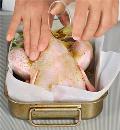 Фото приготовления рецепта: Запеченная курица с хлебным гарниром, шаг №3