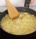 Фото приготовления рецепта: Тортилья, омлет с картофелем и грибами, шаг №3