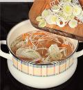Фото приготовления рецепта: Суп из семги со сливками, шаг №4