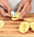 Фото приготовления рецепта: Запеченный в духовке картофель с яйцами и ветчиной, шаг №1