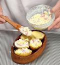 Фото приготовления рецепта: Запеченный в духовке картофель с яйцами и ветчиной, шаг №3