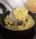 Фото приготовления рецепта: Тортилья, омлет с картофелем и грибами, шаг №4