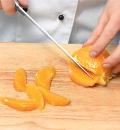Фото приготовления рецепта: Салат из апельсинов, шаг №2