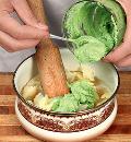 Фото приготовления рецепта: Картофельное пюре с зеленью, чесноком и беконом, шаг №5