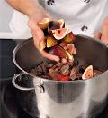 Фото приготовления рецепта: Рагу из баранины с инжиром, шаг №6