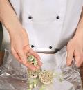 Фото приготовления рецепта: Картофельное пюре с печеным чесноком и зеленью, шаг №1