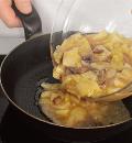 Фото приготовления рецепта: Тортилья, омлет с картофелем и грибами, шаг №5