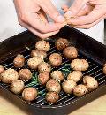 Фото приготовления рецепта: Запеченный в духовке картофель с чесноком и розмарином, шаг №2