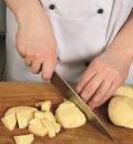 Фото приготовления рецепта: Картофельное пюре с печеным чесноком и зеленью, шаг №2