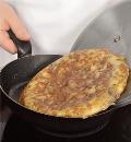 Фото приготовления рецепта: Тортилья, омлет с картофелем и грибами, шаг №6