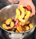 Фото приготовления рецепта: Пятиминутка из слив и персиков, шаг №6