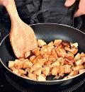 Фото приготовления рецепта: Картошка с грибами на сковороде, шаг №2