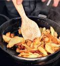 Фото приготовления рецепта: Картошка с грибами на сковороде, шаг №3